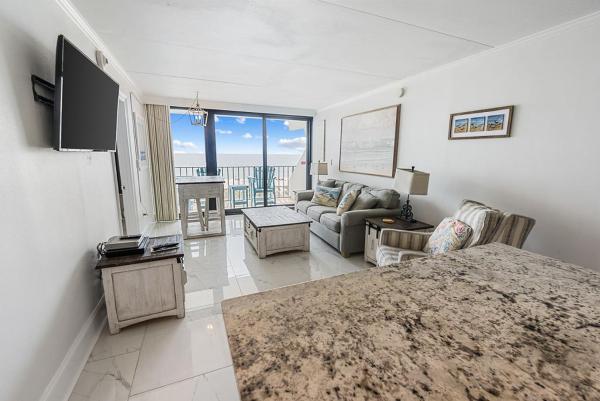 Island Winds East 308 By Albvr - Beautifully Renovated Beachfront Condo & Steps Away From Hangout & More! - Gulf Shores, AL