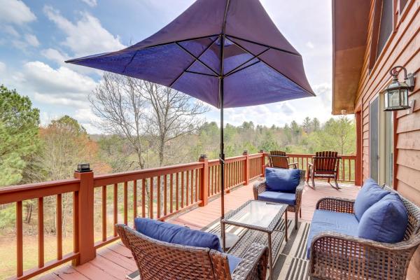 The photo shows the Peaceful Cabin Retreat - 9 Mi to Murphy! located in the city of Bellview.