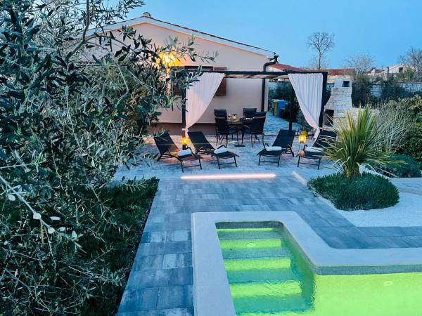 Na zdjęciu widoczny jest obiekt Holiday House Tesser with Pool położony w mieście Galižana.