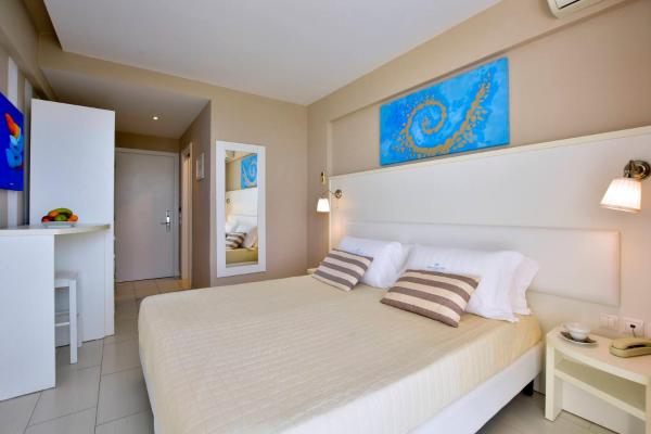 The photo shows the Sidari Beach Hotel located in the city of Sidari.