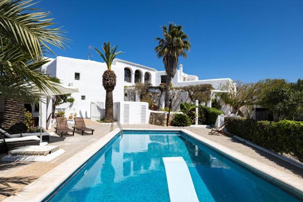 A la foto es mostra l'objecte Villa Puig Blanc situat a la ciutat de Montecristo.