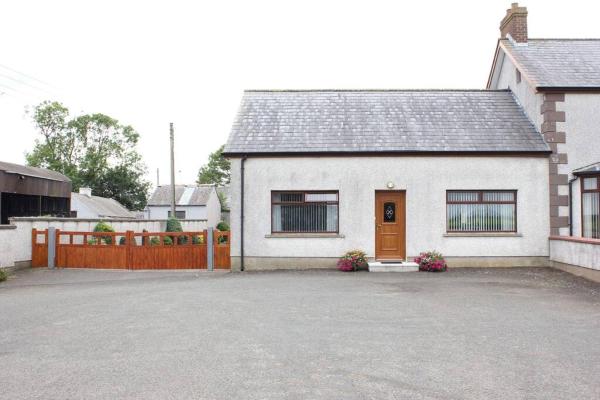 A la foto es mostra l'objecte Carrick House, Mid-Ulster situat a la ciutat de Upperlands.