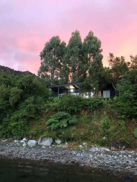 På bilden syns objektet Casa Lago Rupanco som ligger i staden Puerto Rico.