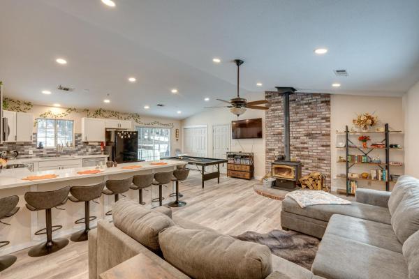 A la foto es mostra l'objecte Renovated Pioneer Home in Serene Wooded Setting! situat a la ciutat de West Point.