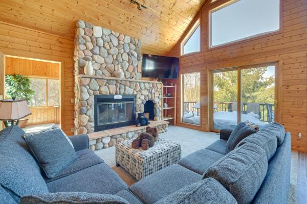 A la foto es mostra l'objecte Bright Minong Vacation Rental on Little Sand Lake! situat a la ciutat de Gordon.