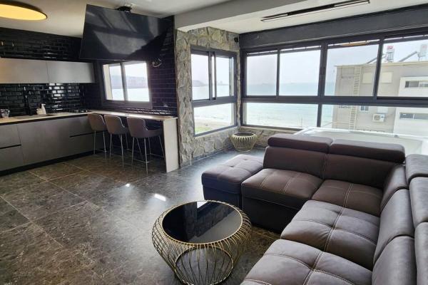 A la foto es mostra l'objecte מבנים בים 75 Suites at sea situat a la ciutat de Haifa.