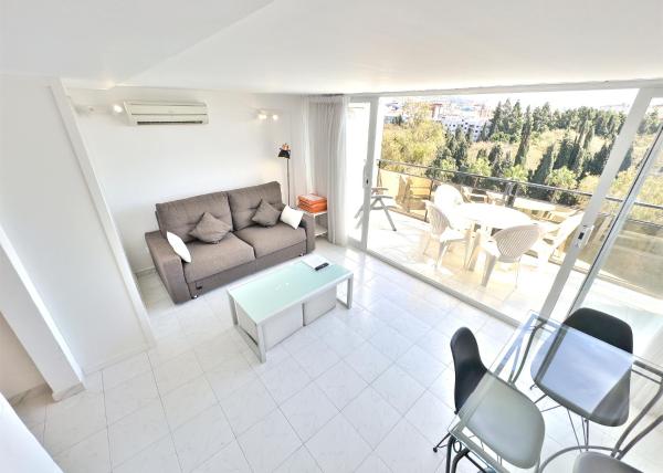 A la foto es mostra l'objecte Skol 514 East Facing Duplex Apartment with Sea Views situat a la ciutat de Marbella.