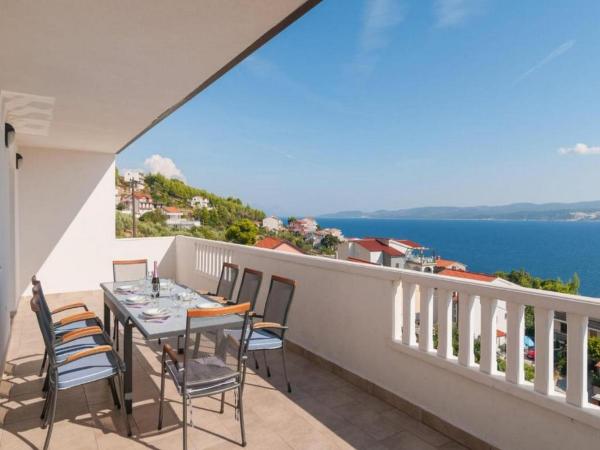 Na foto é possível ver o objeto Apartment Stipic Omis localizado na cidade de Omiš.