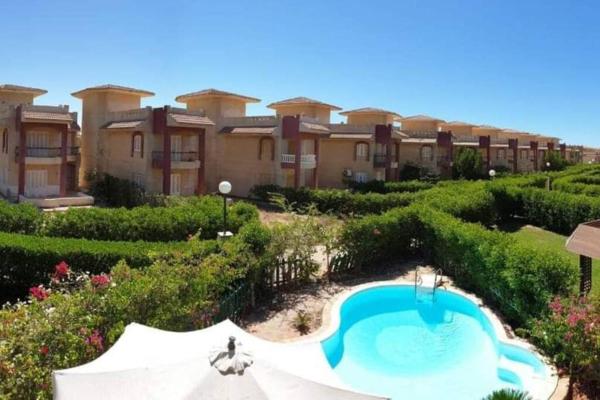 На фото показан объект Cheerful 3-bedroom villa with pool فيلا مميزة ببسين خاص, расположенный в городе Dawwār ‘Abd Allāh.