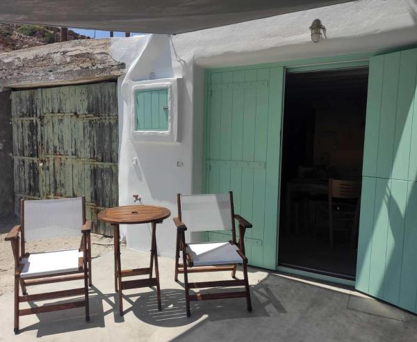 På billedet ses objektet Apanemo Beach House Agios Nikolaos Kimolos beliggende i byen Kimolos.