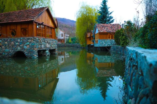 A la foto es mostra l'objecte Getap situat a la ciutat de Dilijan.