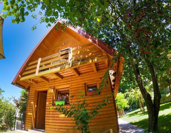 The photo shows the Sarajevo Chalet located in the city of Hadžići.