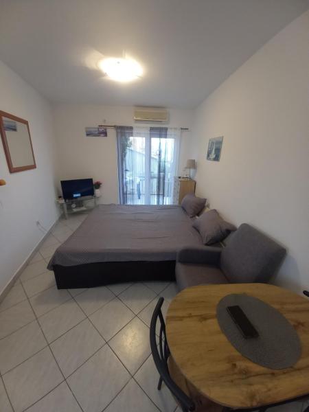 A la foto es mostra l'objecte Studio ap ,NINI' situat a la ciutat de Supetar.