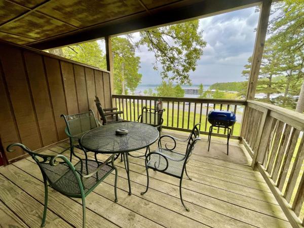 A la foto es mostra l'objecte Mountain Harbor Queen Guest Room on Lake Ouachita situat a la ciutat de Mount Ida.