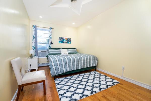 A la foto es mostra l'objecte A slice of paradise awaits you! situat a la ciutat de Brooklyn.