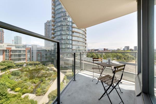 A la foto es mostra l'objecte GardenView Modern Condo with Parking, Gym, Pool, AC situat a la ciutat de Vancouver.