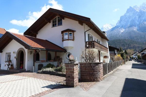 The photo shows the Ferienwohnung BERGerholen located in the city of Mittenwald.