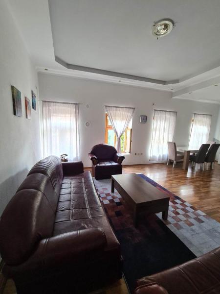 A la foto es mostra l'objecte Stan Mostar-Mostovi situat a la ciutat de Mostar.