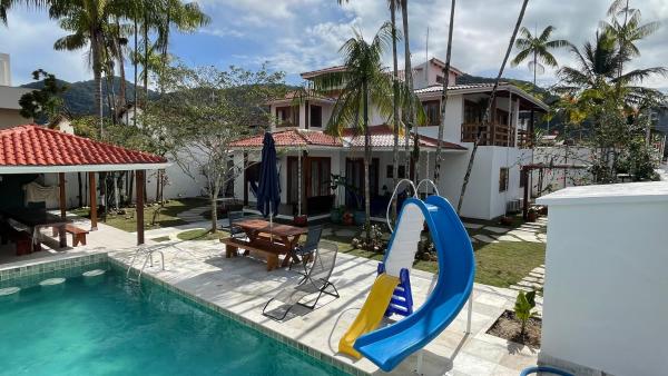 Auf dem Foto ist das Objekt Chez Marguera em Juquehy - Luxo com muito espaço, conforto e lazer - incluso roupas de cama e banho, diarista, serviço praia, piscina aquecida, maquina gelo, cervejeira, karaoke - PET friendly in der Stadt Juquei zu sehen.