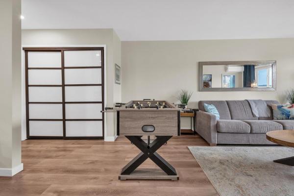 Bilde 6: Steps from the Beach, 1BD Contemporary Condo at Tower 9 with Foosball and Garage