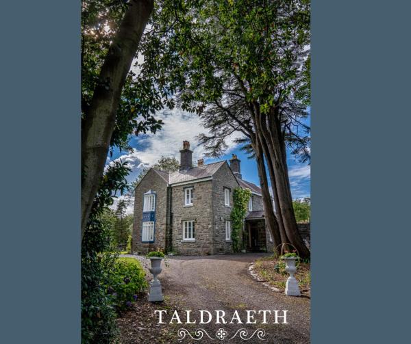 写真にはMinffordd市にあるTaldraeth - Old Vicarage Guest Houseが写っています。