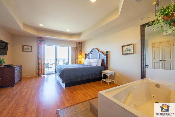 Auf dem Foto ist das Objekt 1BD King Condo with 2 Person Jacuzzi Tub - Near The Strip - FREE TICKETS INCLUDED - T1-9 in der Stadt Branson zu sehen.