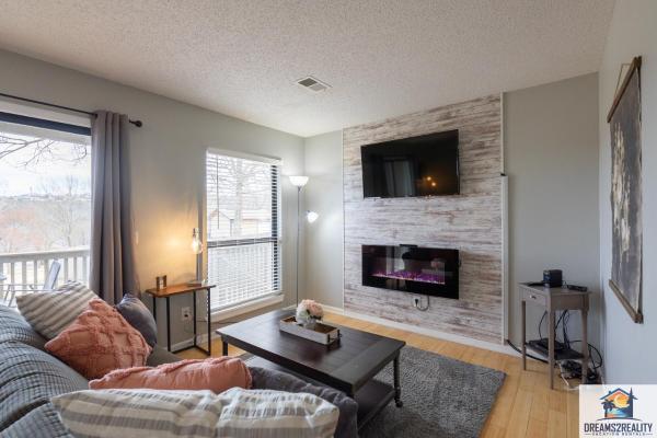 写真にはブランソン市にある1BR Walk-In Condo at Pointe Royal - 2 Pools - FREE TICKETS INCLUDED - PR42-16が写っています。