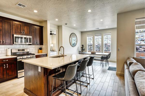 La photo montre l'objet Stay N Play townhouse situé dans la ville de Washington.