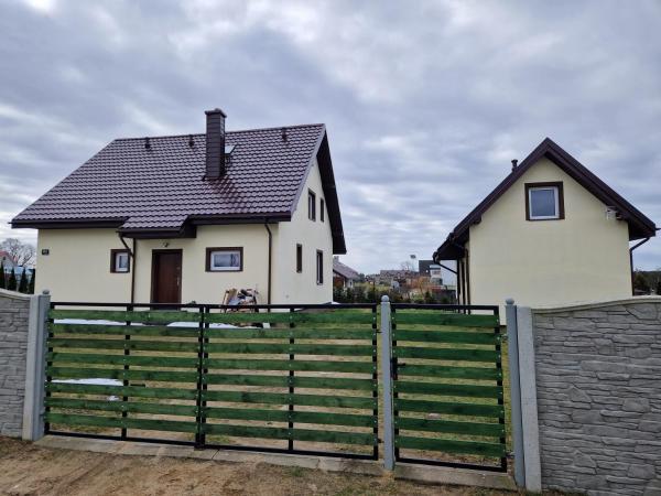 Na fotografii je vidět objekt Domki na Kaszubach nacházející se ve městě Łebunia.