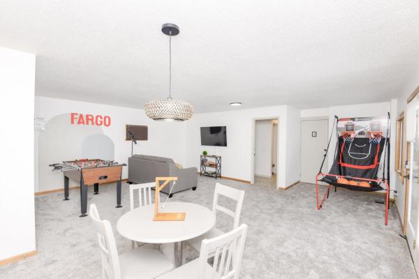 A la foto es mostra l'objecte NEW Remodeled Townhome Close to Downtown situat a la ciutat de Fargo.
