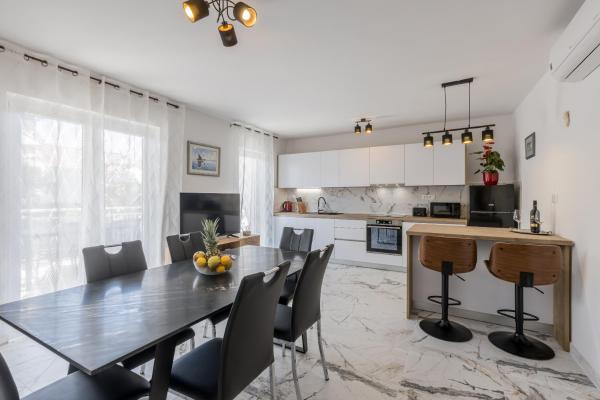 A la foto es mostra l'objecte Seaside Sanctuary - Modern 3 Bedroom and 3 Bathroom Apartment 60m from Beach situat a la ciutat de Novalja.