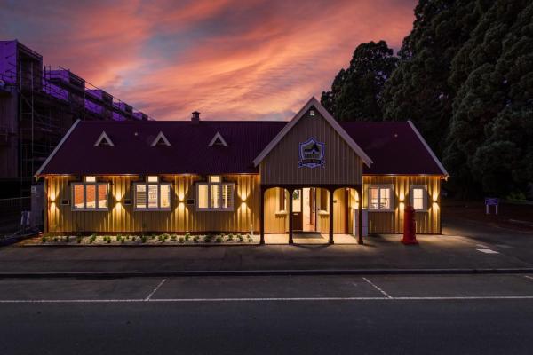 Na zdjęciu widoczny jest obiekt Hardy Street School House położony w mieście Nelson.