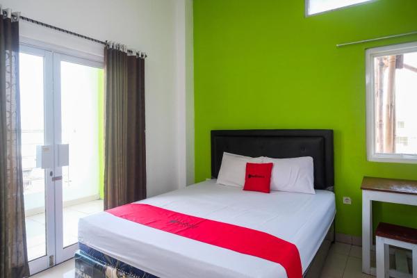 Auf dem Foto ist das Objekt RedDoorz near Pakuwon Mall Solo Baru in der Stadt Temulus zu sehen.
