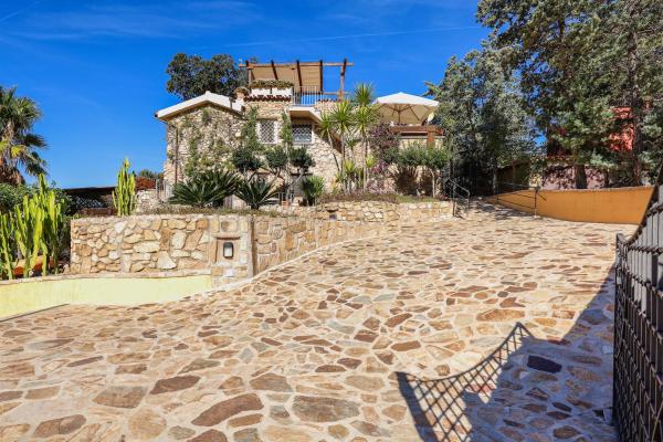 Na zdjęciu widoczny jest obiekt Ginepri położony w mieście San Teodoro.