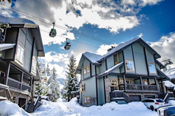På billedet ses objektet Snowy Creek 30 - Ski In Ski Out, Private Hot Tub, Short Walk to Whistler Village beliggende i byen Whistler.