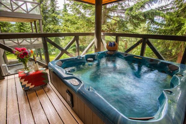 På billedet ses objektet Pinnacle Ridge 36 - Ski In Ski Out, Newly Renovated, Private Hot Tub, Wood Fireplace beliggende i byen Whistler.