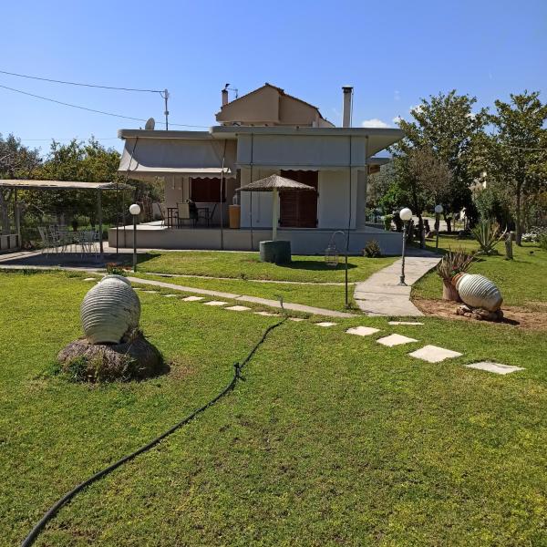 照片显示了位于Kírra市的Itea's Garden House物件。