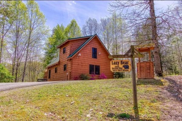 A la foto es mostra l'objecte Lazy Bear Cabin situat a la ciutat de Sevierville.