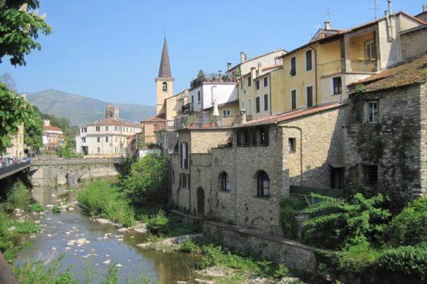 A la foto es mostra l'objecte Casa Cannella con AC e wifi in borgo ligure situat a la ciutat de Aurigo.