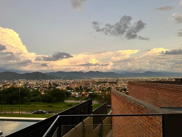 A la foto es mostra l'objecte El Mirador situat a la ciutat de Salta.