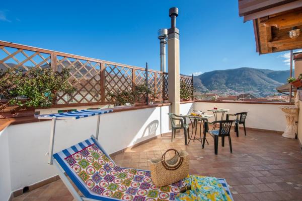 The photo shows the Hakuna Matata tra sentieri located in the city of Agerola.
