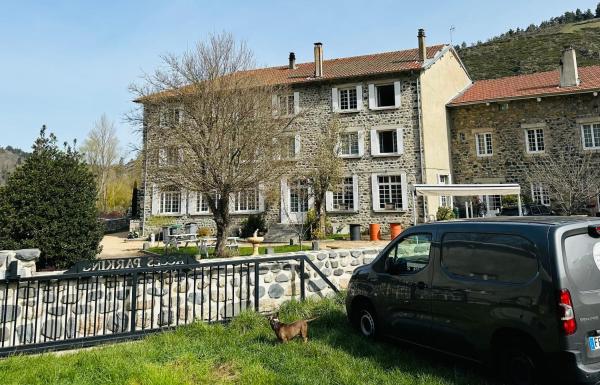 A la foto es mostra l'objecte HL Hotel de la Loire situat a la ciutat de Goudet.