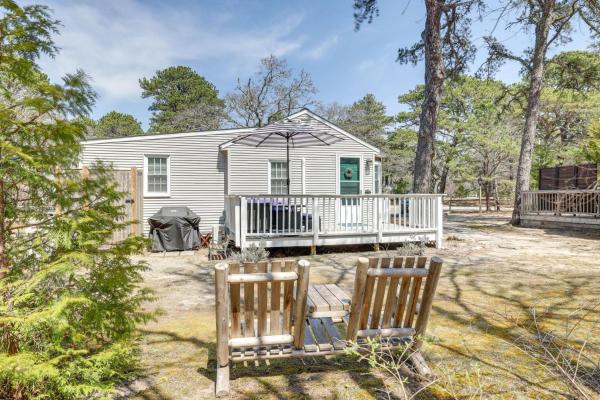 A la foto es mostra l'objecte 2 Mi to Coastline Wellfleet Gem with Deck and Grill situat a la ciutat de Wellfleet.