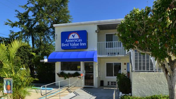 På bildet vises objektet Americas Best Value Inn Bradenton-Sarasota som ligger i byen Bradenton.