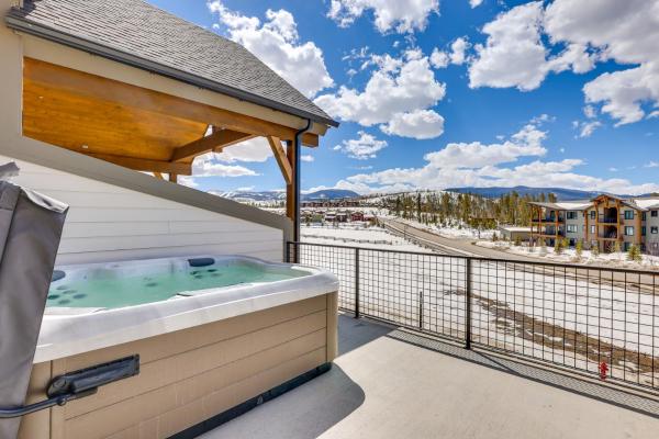 A la foto es mostra l'objecte Modern Fraser Townhome with Private Hot Tub and Decks! situat a la ciutat de Fraser.