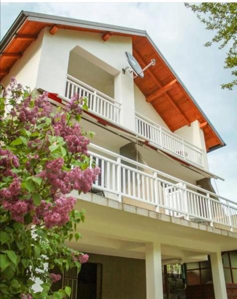 På billedet ses objektet Silent home beliggende i byen Visoko.