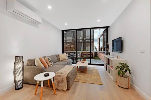 A la foto es mostra l'objecte Love Peace and Style situat a la ciutat de Melbourne.
