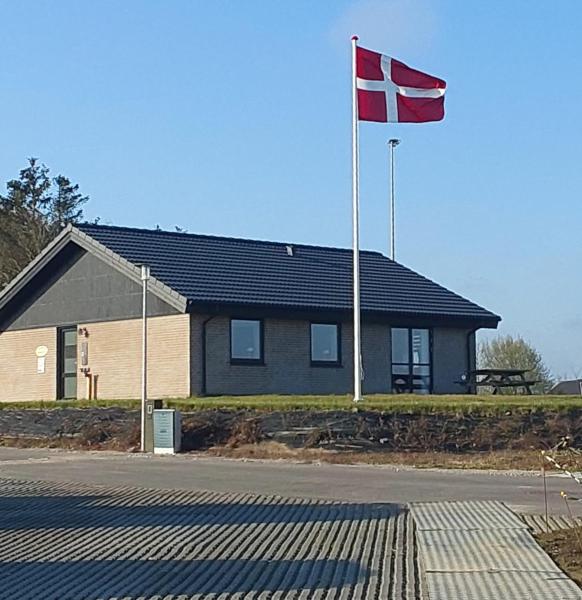 A la foto es mostra l'objecte Fælleshuset Kirkebakken situat a la ciutat de Otterup.