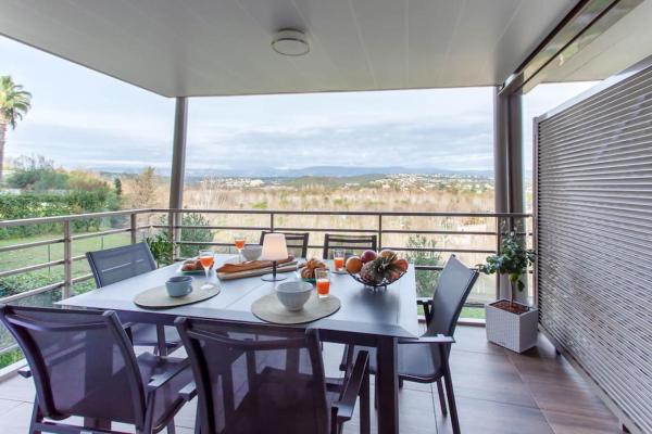 Na fotografii je vidět objekt A7- 2 BDR Sea & Mountain View - AC, Parking, Pool & Terrace nacházející se ve městě Antibes.