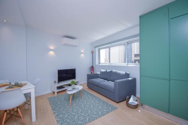 Foto 3: Central & Stylish 2 Bedroom Apartment w/ Balcony